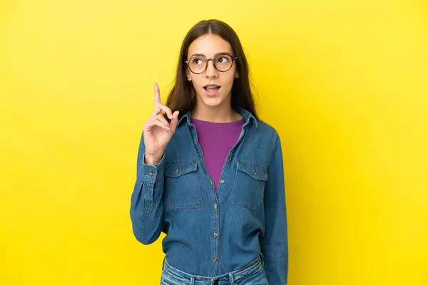 Young French Woman Isolated Yellow Background Thinking Idea Pointing Finger — Stock Photo, Image