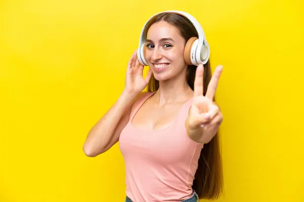 Νεαρή Καυκάσια Γυναίκα Απομονωμένη Κίτρινο Φόντο Ακούγοντας Μουσική Και Τραγουδώντας — Φωτογραφία Αρχείου