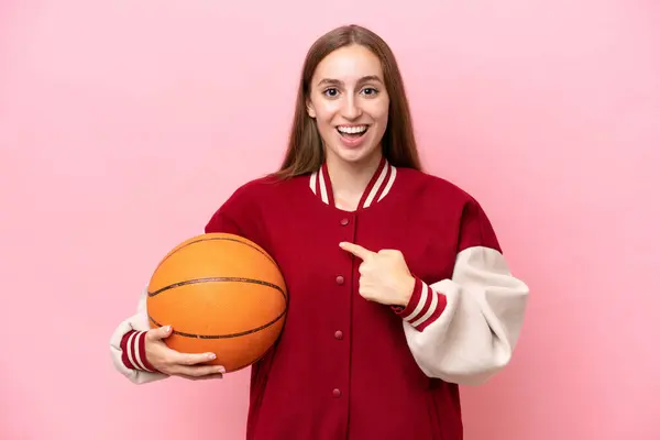 Joven Caucásico Jugador Baloncesto Mujer Sobre Aislado Rosa Fondo Con —  Fotos de Stock