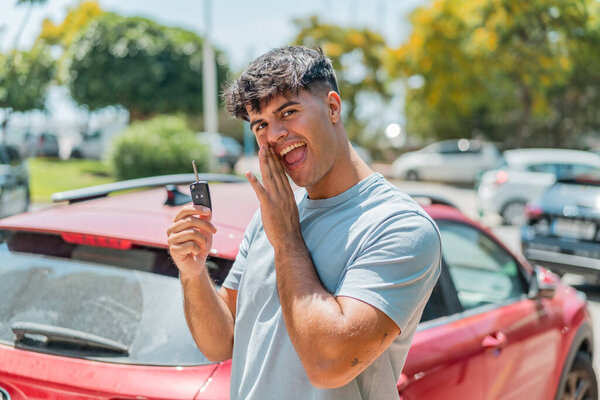 Латиноамериканец с ключами от машины шепчет что-то