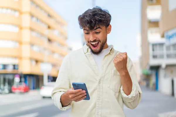 Young Arabian Handsome Man Outdoors Surprised Sending Message — Stock Photo, Image