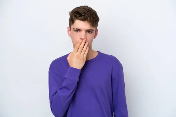 Adolescente Russo Homem Isolado Fundo Branco Cobrindo Boca Com Mão — Fotografia de Stock