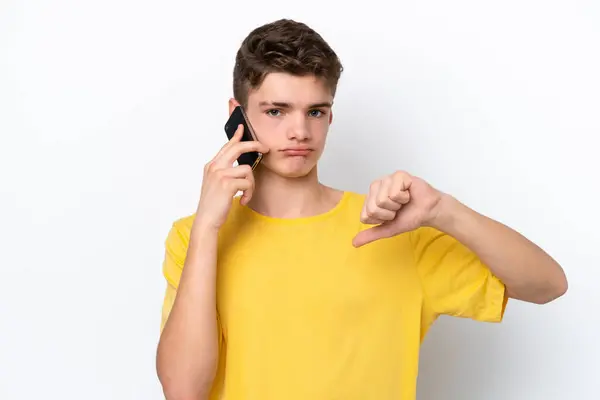 Adolescente Homem Usando Celular Isolado Fundo Branco Mostrando Polegar Para — Fotografia de Stock