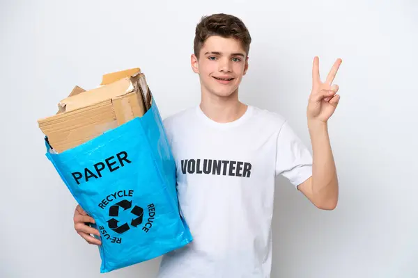 Teenager Ruský Muž Drží Recyklační Sáček Plný Papíru Recyklovat Izolované — Stock fotografie