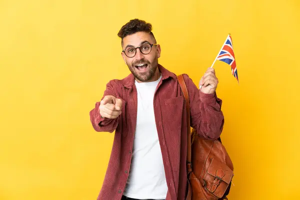Elinde Birleşik Krallık Bayrağı Olan Beyaz Bir Adam Sarı Arka — Stok fotoğraf