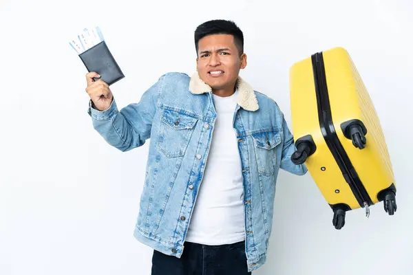 若いエクアドル人男性は スーツケースとパスポートで休暇中に不幸な白い背景で孤立しました — ストック写真