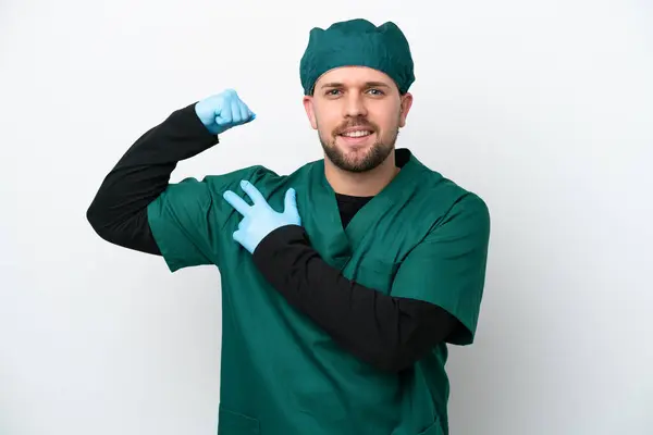 Chirurgien Uniforme Vert Isolé Sur Fond Blanc Faisant Geste Fort — Photo