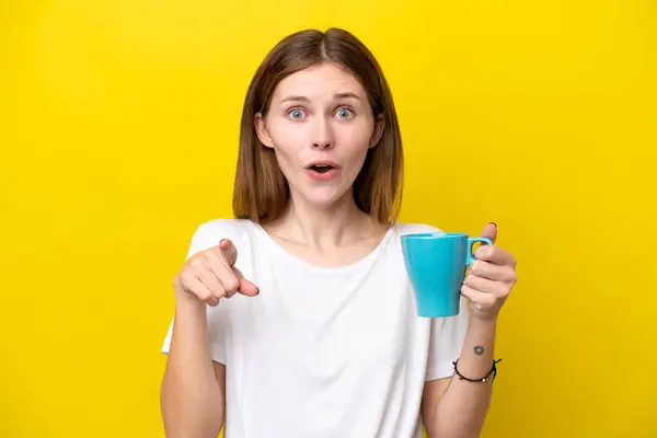 Joven Mujer Caucásica Bebiendo Café Aislado Sobre Fondo Amarillo Sorprendido Imágenes De Stock Sin Royalties Gratis