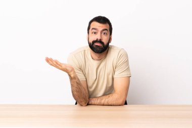 Masadaki sakallı beyaz adamın şüpheleri var..