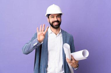 Miğferli genç bir mimar, izole edilmiş mor arka plan üzerinde planları var. Parmakları olan beş kişi sayıyor.