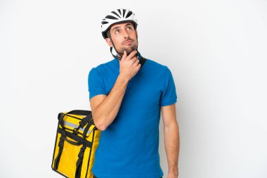 Beyaz arka planda izole edilmiş termal sırt çantalı beyaz bir adam.