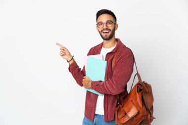 Genç bir öğrenci beyaz arka planda izole edilmiş, parmağını yana doğru gösteriyor.