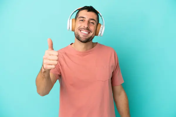 Jonge Knappe Blanke Man Geïsoleerd Blauwe Achtergrond Luisteren Muziek Met Stockfoto