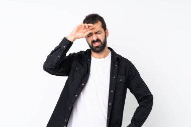 Sakallı, soyutlanmış beyaz bir geçmişi olan, yorgun ve hasta bir yüzü olan genç adam.