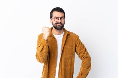 Beyaz tenli, sakallı, kadife ceket giyen, öfkeli, beyaz bir geçmişi olan, beyaz bir adam.