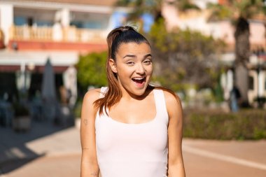 Yüzünde sürpriz bir ifade olan güzel esmer bir kadın.