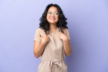 Restoran Asyalı garson, mor arka planda, şaşırmış yüz ifadesi ile izole edilmiş.