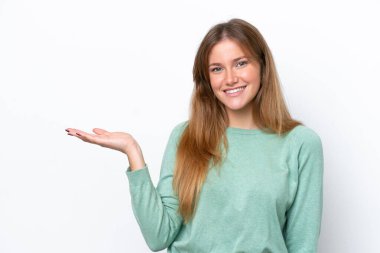 Beyaz arka planda izole edilmiş genç beyaz kadın bir ilan vermek için avucunun içinde hayali bir fotokopi makinesi tutuyor.