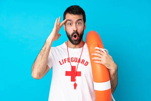 Lifeguard Homem Sobre Fundo Azul Isolado Acaba Perceber Algo Tem — Fotografia de Stock