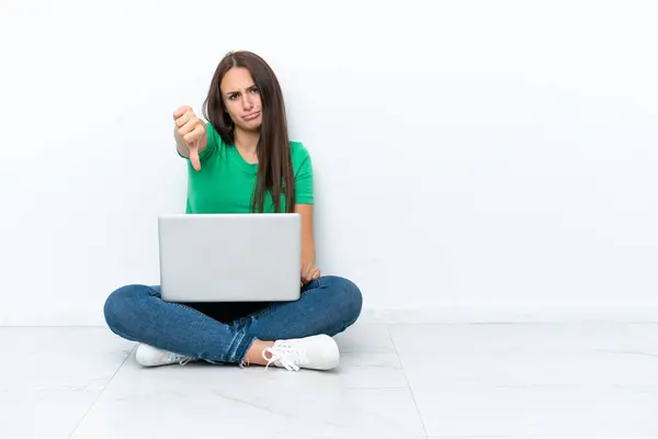 Jovem Ucraniana Com Laptop Sentado Chão Mostrando Polegar Para Baixo — Fotografia de Stock