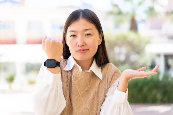Mujer China Bonita Con Reloj Deportivo — Foto de Stock