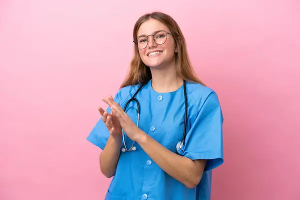 Ung Kirurg Läkare Kvinna Isolerad Rosa Bakgrund Applåderar Efter Presentation — Stockfoto