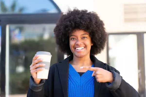 Africká Americká Dívka Drží Odnést Kávu Venkovním Prostředí Ukazuje Royalty Free Stock Fotografie