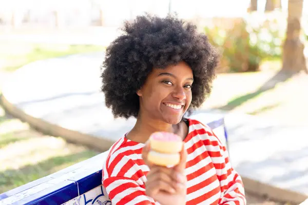 Афро Американская Девушка Держит Пончик Улице Счастливым Выражением Лица Стоковое Изображение
