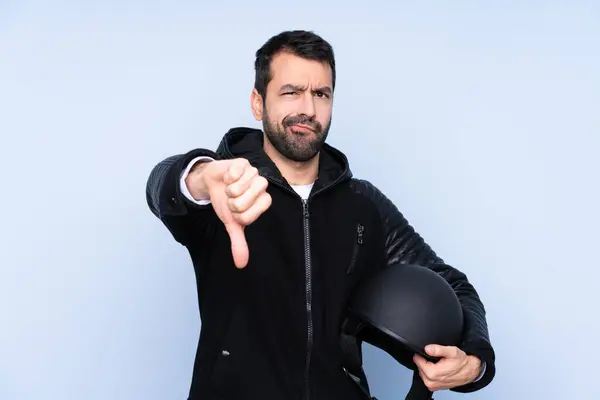 Человек Мотоциклетном Шлеме Изолированном Фоне Показывает Палец Вниз Отрицательным Выражением Лицензионные Стоковые Изображения