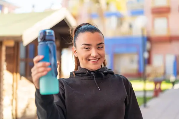 Молодая Красивая Спортивная Женщина Бутылкой Воды Открытом Воздухе Счастливым Выражением Лицензионные Стоковые Фото