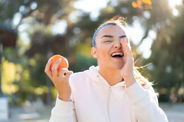 Jong Mooi Brunette Vrouw Holding Een Oranje Outdoor Schreeuwen Met Rechtenvrije Stockfoto's