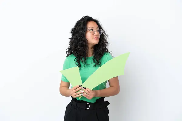 Jeune Femme Asiatique Isolé Sur Fond Blanc Tenant Une Icône Images De Stock Libres De Droits