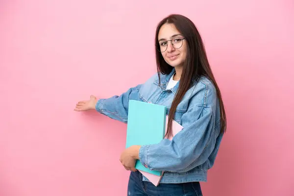 Молода Українська Студентка Ізольована Рожевому Тлі Розтягує Руки Бік Запрошення Ліцензійні Стокові Фото