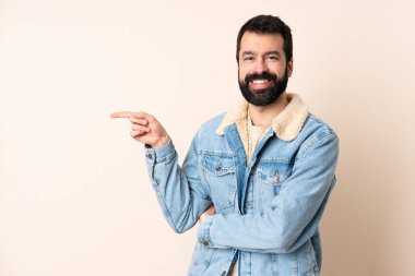 İzole edilmiş arka planda sakallı, beyaz bir adam.