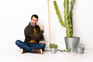 Bahçıvan içeride oturmuş zaferi kutluyor.