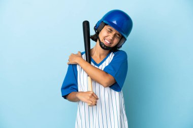 Beyzbolcu, miğferli ve beysbol sopalı kadın omuz ağrısı çektiği için mavi arka planda izole edildi.