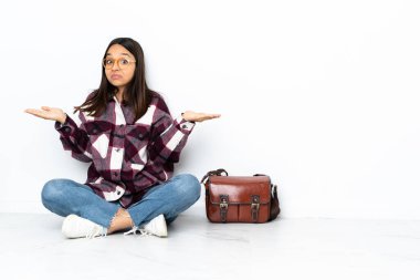 Genç bayan öğrenci yerde oturuyor ve şüpheli hareketler yapıyor.