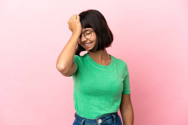 Pembe arka planda izole edilmiş genç melez kadın bir şey fark etti ve çözümü arıyor.