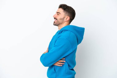 Beyaz arka planda beyaz tenli genç adam yan pozisyonda izole edildi.