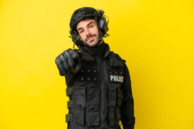 Özel Tim 'in beyaz adamı sarı arka planda izole edilmiş. Parmağını kendine güvenen bir ifadeyle sana gösteriyor.