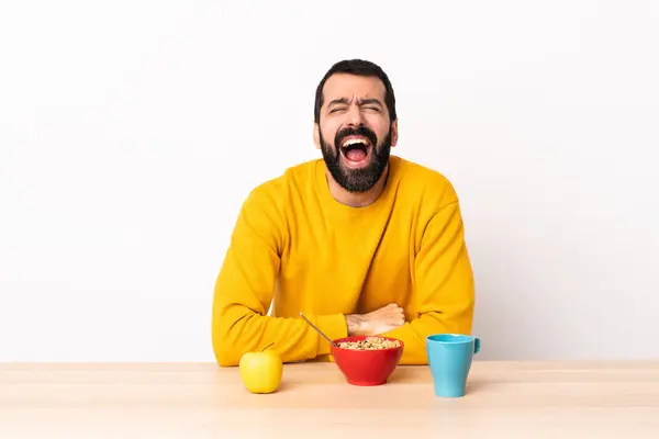 Kaukasischer Mann Frühstückt Einem Tisch Und Schreit Mit Weit Geöffnetem — Stockfoto
