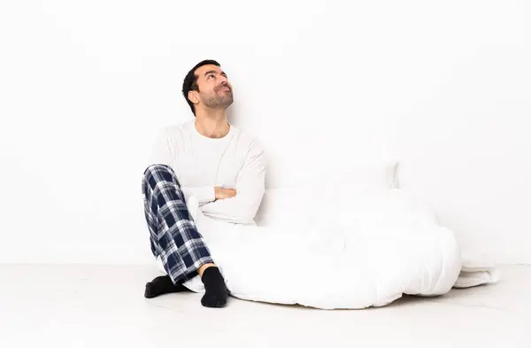 Caucasian Man Pajamas Sitting Floor Indoors Looking While Smiling — Stock Photo, Image