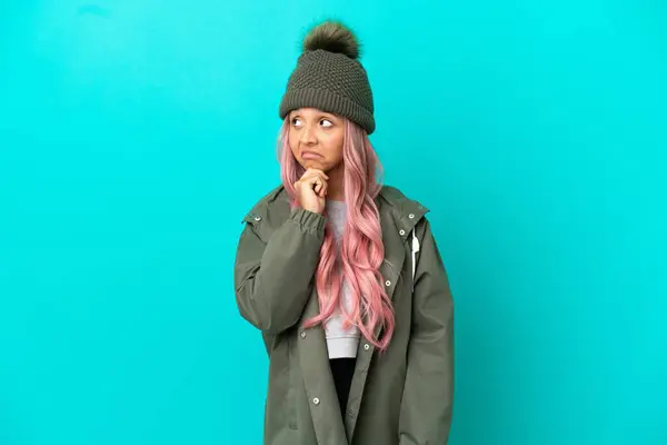 Fiatal Rózsaszín Haj Visel Esőálló Kabát Elszigetelt Kék Háttér Gondolkodás — Stock Fotó