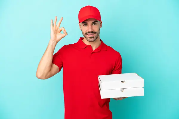 Entrega Hombre Caucásico Recogiendo Cajas Pizza Aisladas Sobre Fondo Azul Fotos de stock