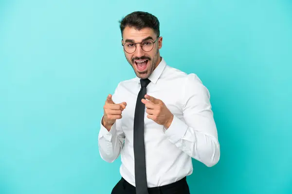 Hombre Caucásico Negocios Aislado Sobre Fondo Azul Apuntando Hacia Frente Fotos de stock