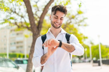 Spor saati olan genç yakışıklı adam.