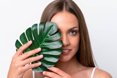 Beyaz arka planda, elinde palmiye yaprağı olan beyaz bir kadın. Portreyi kapat