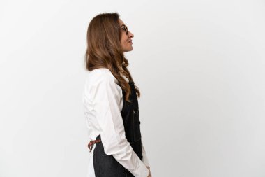 Restorandaki orta yaşlı garson kadın, beyaz arka planda izole edilmiş. Yan pozisyonda gülüyor.