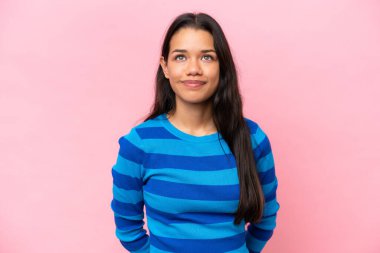 Pembe arka planda izole edilmiş genç Kolombiyalı kadın.