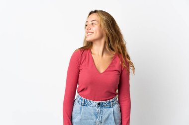 Mavi arka planda izole edilmiş genç sarışın kadın.